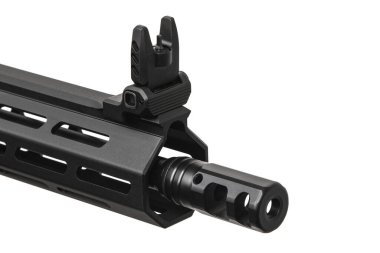 Modern otomatik tüfek beyaz arka planda izole edilmiş. Polis, özel kuvvetler ve ordu için silahlar. Mekanik görüşlü otomatik karabina. Beyaz sırtlı saldırı tüfeği..