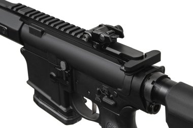 Modern otomatik tüfek beyaz arka planda izole edilmiş. Polis, özel kuvvetler ve ordu için silahlar. Mekanik görüşlü otomatik karabina. Beyaz sırtlı saldırı tüfeği..