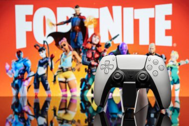 15 Mayıs 2022, Odessa, Ukrayna. Oyunun arka planında beyaz yeni Playstation 5 oyun platformu var. Fortnite siber spor poster konsepti.