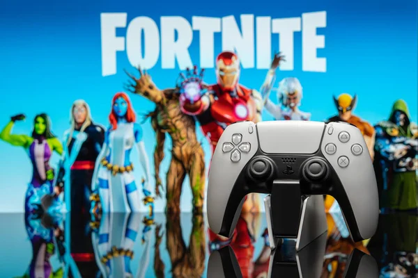 15 Mayıs 2022, Odessa, Ukrayna. Oyunun arka planında beyaz yeni Playstation 5 oyun platformu var. Fortnite siber spor poster konsepti.