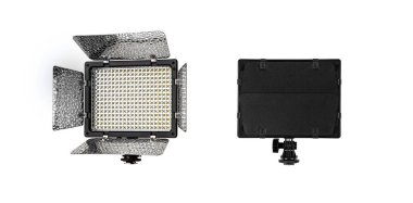 Fotoğraf ve video lambası beyaz arkaplanda izole edildi. Işık akışı oluşumu için özel panjurlu LED lamba. Fotoğraf ve video aydınlatma armatürü.