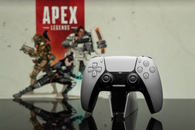 16 Mayıs 2022, Odessa, Ukrayna. Oyun apeksinin arka planında beyaz yeni Playstation 5 oyun platformu.