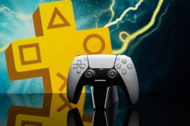 2 Mayıs 2020, Odessa, Ukrayna. Playstation + 'lı beyaz yeni Playstation 5 oyun platformu, seçici odaklı. Koyu arkaplan.