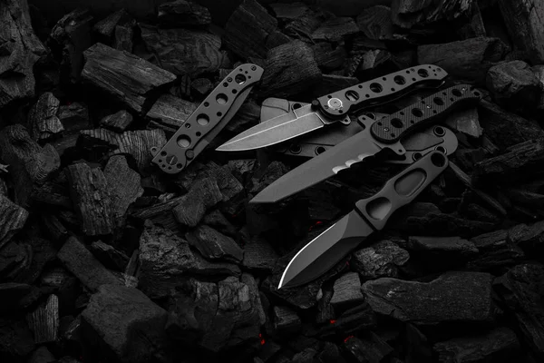 Modern Knives Black Blades Hunting Military Folding Knives Smoldering Charcoal — Fotografia de Stock