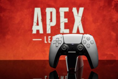 16 Mayıs 2022, Odessa, Ukrayna. Oyun apeksinin arka planında beyaz yeni Playstation 5 oyun platformu.