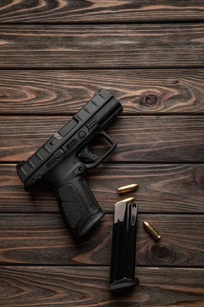 Pistole Zásobní Vložky Dřevěném Podkladu Zbraň Krátkou Hlavní Pro Sebeobranu — Stock fotografie
