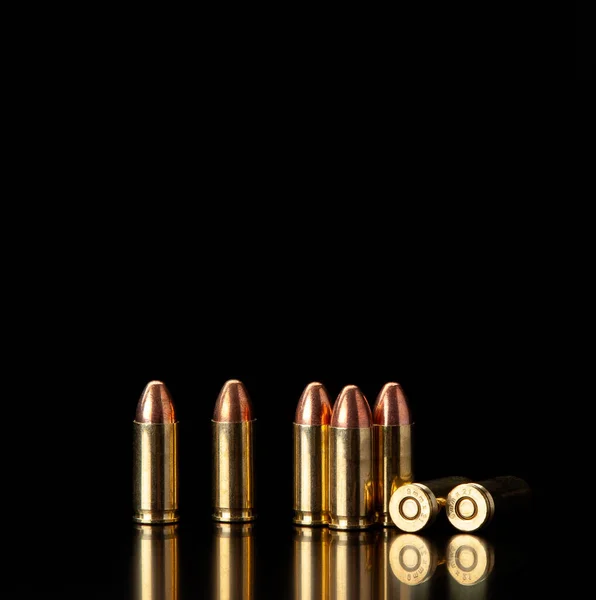 Pistol Fişekleri Lik Pürüzsüz Parlak Bir Yüzeyde Yansımaları Var Koyu — Stok fotoğraf