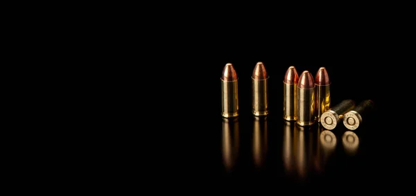 活塞式弹药筒9毫米在光滑光滑表面反射 黑暗背景下手枪和Pcc卡宾枪的弹药 — 图库照片