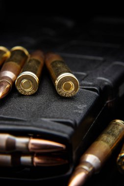 Kurşun, refleksle siyah arka planda izole edilmiş. Tüfek mermileri siyah sırtında. Tüfek ve karabina için siyah fişekler..