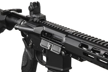 Modern otomatik tüfek beyaz arka planda izole edilmiş. Polis, özel kuvvetler ve ordu için silahlar. Mekanik görüşlü otomatik karabina. Beyaz sırtlı saldırı tüfeği..