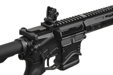 Modern otomatik tüfek beyaz arka planda izole edilmiş. Polis, özel kuvvetler ve ordu için silahlar. Mekanik görüşlü otomatik karabina. Beyaz sırtlı saldırı tüfeği..