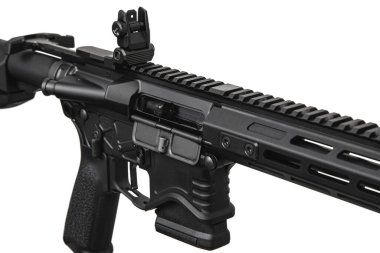 Modern otomatik tüfek beyaz arka planda izole edilmiş. Polis, özel kuvvetler ve ordu için silahlar. Mekanik görüşlü otomatik karabina. Beyaz sırtlı saldırı tüfeği..