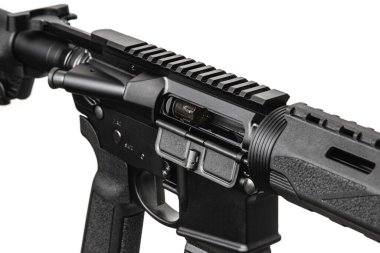 Modern otomatik tüfek beyaz arka planda izole edilmiş. Polis, özel kuvvetler ve ordu için silahlar. Mekanik görüşlü otomatik karabina. Beyaz sırtlı saldırı tüfeği..