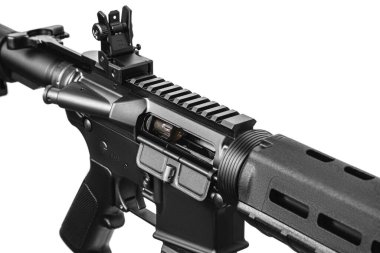 Modern otomatik tüfek beyaz arka planda izole edilmiş. Polis, özel kuvvetler ve ordu için silahlar. Mekanik görüşlü otomatik karabina. Beyaz sırtlı saldırı tüfeği..