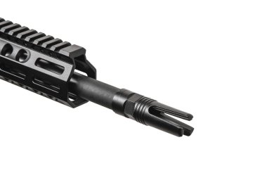 Modern otomatik tüfek beyaz arka planda izole edilmiş. Polis, özel kuvvetler ve ordu için silahlar. Otomatik karabina. Beyaz sırtlı saldırı tüfeği..