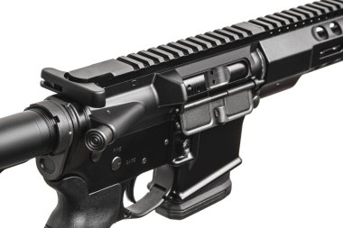 Modern otomatik tüfek beyaz arka planda izole edilmiş. Polis, özel kuvvetler ve ordu için silahlar. Otomatik karabina. Beyaz sırtlı saldırı tüfeği..