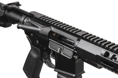 Modern otomatik tüfek beyaz arka planda izole edilmiş. Polis, özel kuvvetler ve ordu için silahlar. Otomatik karabina. Beyaz sırtlı saldırı tüfeği..