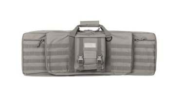 Fazladan cepleri olan bej bir silah çantası. Silah depolama ve taşıma için çanta. Beyaz arkaplanda izole et.