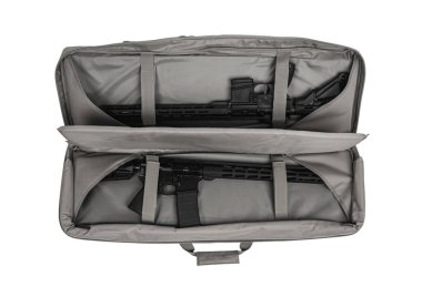 Fazladan cepleri olan bej bir silah çantası. Silah depolama ve taşıma için çanta. Beyaz arkaplanda izole et.