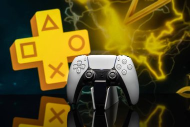 17 Mayıs 2020, Odessa, Ukrayna. Playstation + 'lı beyaz yeni Playstation 5 oyun platformu, seçici odaklı. Koyu arkaplan.
