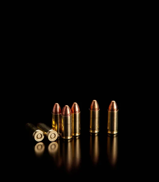 Cartuchos Pistola Sobre Uma Superfície Lisa Brilhante Com Reflexos Munições — Fotografia de Stock
