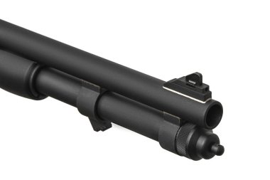 Pompalı tüfek beyaz arka planda izole edilmiş. Pompalı tüfeğin bir kısmına yakın çekim. Plastik kaplamalı pürüzsüz bir silah. 