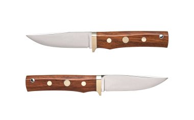 Gümüş bıçaklı ve lastik saplı modern av bıçağı. Çelik kollar. Beyaz arkaplanda izole et.