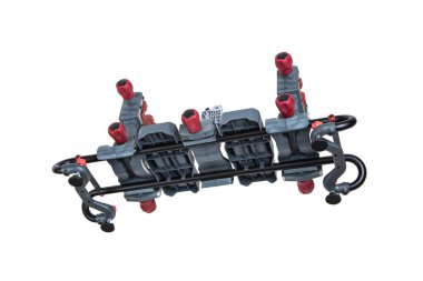 Silahları tamir etmek için modern bir tezgah ve sonraki temizlik ve bakımları için. Silah atölyesi için ekipman. Beyaz arkaplanda izole et.