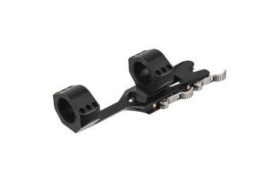 Beyaz arka planda izole edilmiş bir tüfeğin dürbünü için yapılmış hızlı bir bağlantı kopması. Keskin nişancı Dürbünü Hızlıca Bırak.