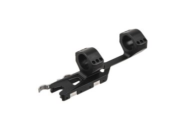 Beyaz arka planda izole edilmiş bir tüfeğin dürbünü için yapılmış hızlı bir bağlantı kopması. Keskin nişancı Dürbünü Hızlıca Bırak.