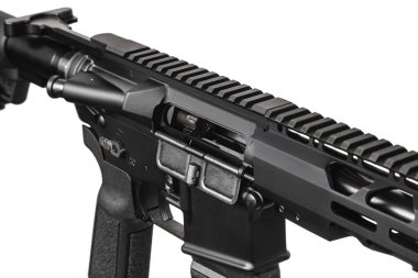 Modern otomatik tüfek beyaz arka planda izole edilmiş. Polis, özel kuvvetler ve ordu için silahlar. Mekanik görüşlü otomatik karabina. Beyaz sırtlı saldırı tüfeği..