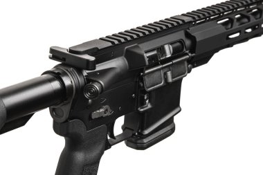 Modern otomatik tüfek beyaz arka planda izole edilmiş. Polis, özel kuvvetler ve ordu için silahlar. Mekanik görüşlü otomatik karabina. Beyaz sırtlı saldırı tüfeği..