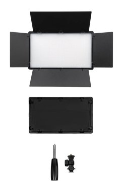 Fotoğraf ve video lambası beyaz arkaplanda izole edildi. Işık akışı oluşumu için özel panjurlu LED lamba. Fotoğraf ve video aydınlatma armatürü.