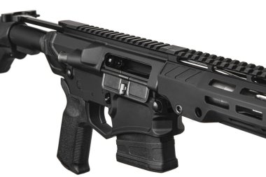 Modern otomatik tüfek beyaz arka planda izole edilmiş. Polis, özel kuvvetler ve ordu için silahlar. Otomatik karabina. Beyaz sırtlı saldırı tüfeği..