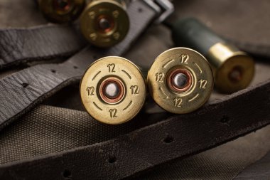 Pompalı mermiler yakın plan. Sırt çantasındaki haki rengi bez üzerinde yumuşak delikli silahlar için mühimmat. Koyu arkaplan.