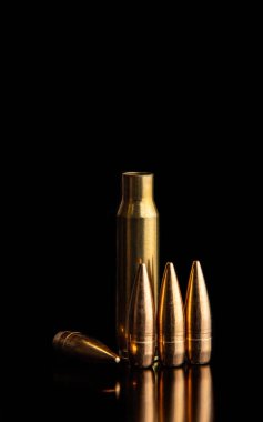 Kurşun, refleksle siyah arka planda izole edilmiş. Tüfek mermileri siyah sırtında.. 