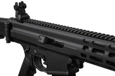 Modern otomatik tüfek beyaz arka planda izole edilmiş. Polis, özel kuvvetler ve ordu için silahlar. Mekanik görüşlü otomatik karabina. Beyaz sırtlı saldırı tüfeği..