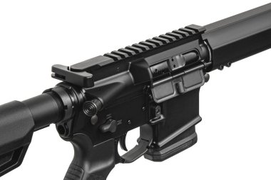 Silahın yakın plan bir parçası. Modern otomatik tüfek beyaz arka planda izole edilmiş. Polis, özel kuvvetler ve ordu için silahlar. Otomatik karabina. Beyaz sırtlı saldırı tüfeği..