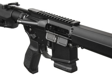 Silahın yakın plan bir parçası. Modern otomatik tüfek beyaz arka planda izole edilmiş. Polis, özel kuvvetler ve ordu için silahlar. Otomatik karabina. Beyaz sırtlı saldırı tüfeği..