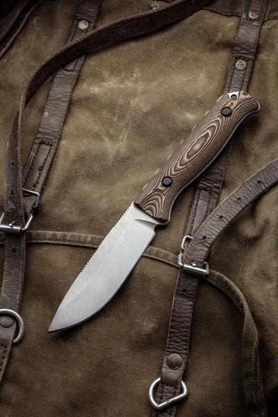 Sırt Çantasına Tahta Saplı Bir Bıçağı Nefsi Müdafaa Hayatta Kalma — Stok fotoğraf