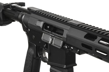 Modern otomatik tüfek beyaz arka planda izole edilmiş. Polis, özel kuvvetler ve ordu için silahlar. Otomatik karabina. Beyaz sırtlı saldırı tüfeği..