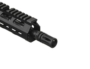 Modern otomatik tüfek beyaz arka planda izole edilmiş. Polis, özel kuvvetler ve ordu için silahlar. Otomatik karabina. Beyaz sırtlı saldırı tüfeği..