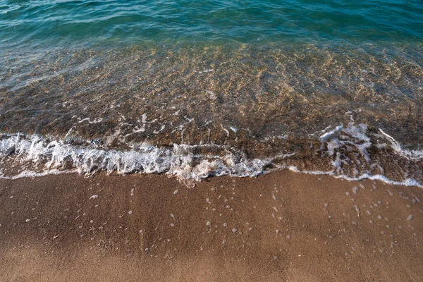 海浪在沙滩上奔流 在一个美好的日子里 大海或海洋的海滨 海上度假和放松 — 图库照片