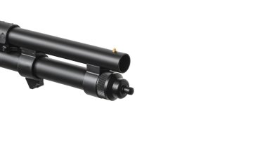 Pompalı tüfek beyaz arka planda izole edilmiş. Pompalı tüfeğin bir kısmına yakın çekim. Plastik kaplamalı pürüzsüz bir silah. 