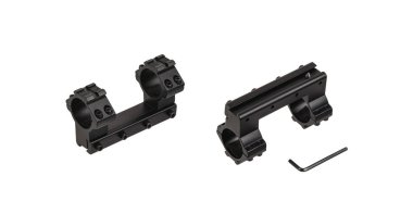 Beyaz arka planda izole edilmiş bir tüfeğin dürbünü için yapılmış hızlı bir bağlantı kopması. Keskin nişancı Dürbünü Hızlıca Bırak.