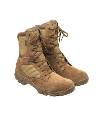 Modern asker botları. Yeni çöl bej ayakkabıları. Beyaz arkaplanda izole et.