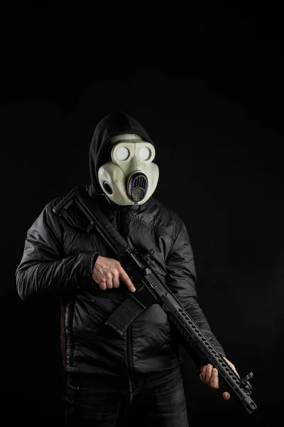 Een Man Met Een Gasmasker Met Een Pistool Zijn Handen — Stockfoto