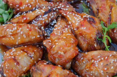 Tavuk kanatları sıcak sos ile