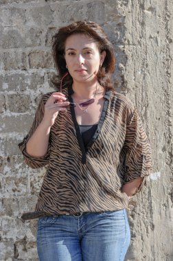 taş duvara karşı güzel bir kadın