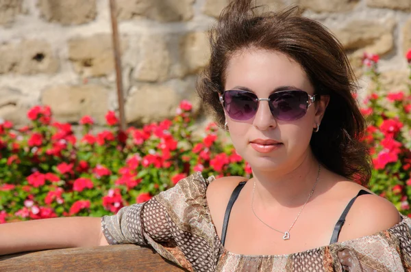 Woman sitting on a bench — Stock Photo, Image